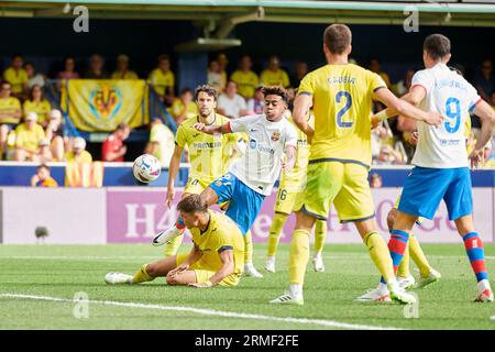 Villareal, Spagna. 27 agosto 2023. Francese de Jong di Barcellona CF, Alfonso Pedraza di Villarreal CF, Matteo sabbia di Villarreal CF, Robert Lewandowski in azione durante la Liga EA Sport Regular Season Round 3 tra Villareal CF e FC Barcelona allo Stadio ceramica. Villareal CF 3 : 4 FC Barcelona. Credito: SOPA Images Limited/Alamy Live News Foto Stock