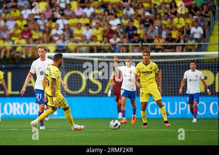 Villareal, Spagna. 27 agosto 2023. Jose Luis Morales del Villarreal CF, Frenkie de Jong del Barcellona CF, Denis Suarez del Villarreal CF in azione durante la Liga EA Sport Regular Season Round 3 tra il Villareal CF e il FC Barcelona allo Stadio ceramica. Villareal CF 3 : 4 FC Barcelona. Credito: SOPA Images Limited/Alamy Live News Foto Stock
