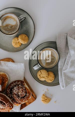 Caffè con biscotti appena sfornati sul tavolo Foto Stock