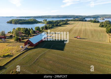 Vista aerea della fattoria e dei campi agricoli Foto Stock