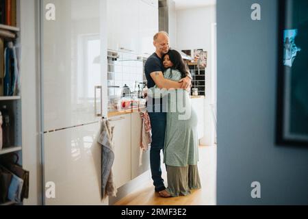 Amare giovane costeggiata in cucina Foto Stock