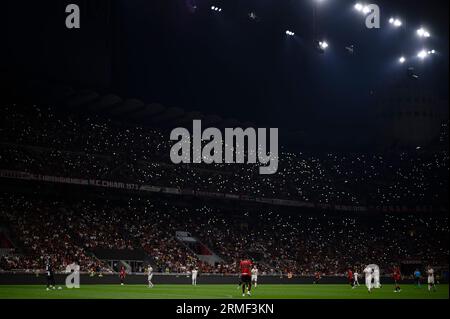 La visione generale è vista dal momento che i tifosi utilizzano le torce dello smartphone per illuminare lo stadio, in quanto si verifica un'interruzione parziale dell'alimentazione durante la partita di serie A tra l'AC Milan e il Torino FC. Foto Stock