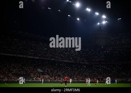 La visione generale è vista dal momento che i tifosi utilizzano le torce dello smartphone per illuminare lo stadio, in quanto si verifica un'interruzione parziale dell'alimentazione durante la partita di serie A tra l'AC Milan e il Torino FC. Foto Stock