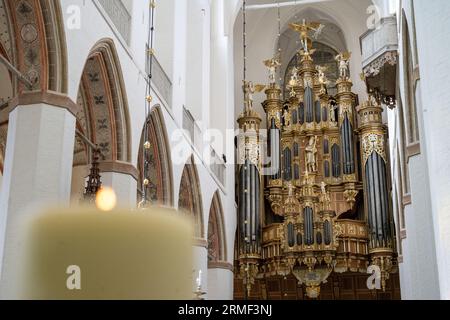 28 agosto 2023, Meclemburgo-Pomerania occidentale, Stralsund: L'organo Stellwagen con rappresentazioni figurate in St. Chiesa di Maria a Stralsund, uno dei due organi sopravvissuti della chiesa, fu costruita nel 1659 da Friedrich Stellwagen e con le sue 3500 pipe e 51 fermate è uno dei più importanti organi barocchi della Germania settentrionale. A Stralsund, i musicisti festeggeranno ancora una volta uno strumento speciale nei prossimi giorni: L'organo barocco della Marienkirche di Stralsund del maestro Friedrich Stellwagen sarà al centro dei giorni dell'organo Friedrich Stellwagen di quest'anno dal mercoledì alla domenica. In addit Foto Stock