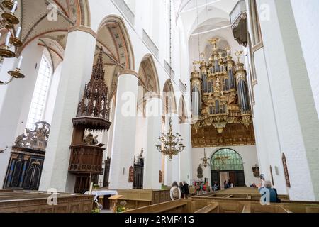 28 agosto 2023, Meclemburgo-Pomerania occidentale, Stralsund: Veduta dell'organo Stellwagen con raffigurazioni figurate in St. Mary's Church a Stralsund, uno dei due organi sopravvissuti della chiesa. Fu costruito nel 1659 da Friedrich Stellwagen e, con le sue 3.500 pipe e 51 fermate, è uno dei più importanti organi barocchi della Germania settentrionale. A Stralsund, i musicisti festeggeranno ancora una volta uno strumento speciale nei prossimi giorni: L'organo barocco della Marienkirche di Stralsund del maestro Friedrich Stellwagen sarà al centro dei giorni dell'organo Friedrich Stellwagen di quest'anno dal mercoledì alla domenica. In aggiunta Foto Stock