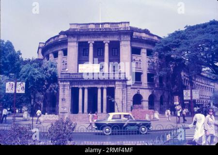 Sir Cowasji Jehangir Public Hall è un museo di arte moderna e faceva parte dell'Institute of Science prima del 1996. La sala fu costruita nel 1911 da George Wittet e finanziata da Cowasji Jehangir. Si trova nella zona di Colaba, Mumbai, India. Foto Stock