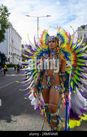 Lunedì Carnevale di Notting Hill, ballerini in costumi colorati si godono questa giornata di sole Foto Stock