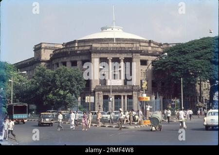 Sir Cowasji Jehangir Public Hall è un museo di arte moderna e faceva parte dell'Institute of Science prima del 1996. La sala fu costruita nel 1911 da George Wittet e finanziata da Cowasji Jehangir. Si trova nella zona di Colaba, Mumbai, India. Foto Stock