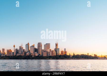 Lo splendido skyline della città di Sydney al tramonto è visto dal Royal Botanic Garden, New South Wales, Australia Foto Stock