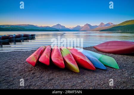 Kayak lungo le rive del lago McDonald, Glacier National Park, MT. Foto Stock