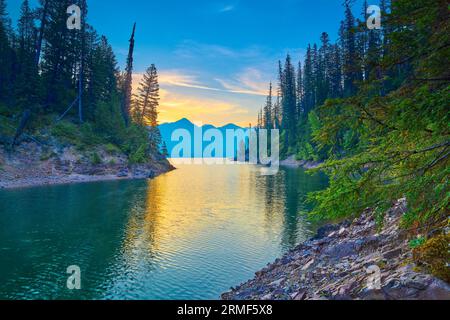 Alba sul Monte Murry sulla riserva Hungry Horse nella Flathead National Forest, MT. Foto Stock