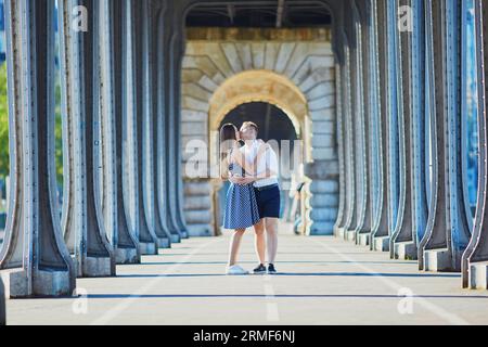 Coppia romantica che cammina lungo il ponte Bir-Hakeim a Parigi, Francia Foto Stock