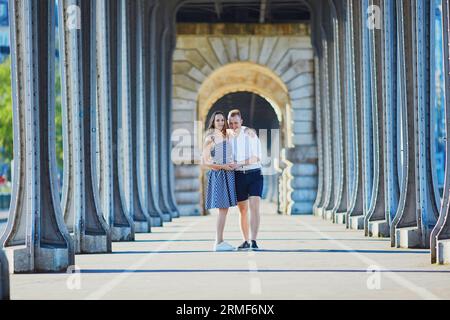 Coppia romantica che cammina lungo il ponte Bir-Hakeim a Parigi, Francia Foto Stock