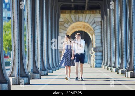 Coppia romantica che cammina lungo il ponte Bir-Hakeim a Parigi, Francia Foto Stock