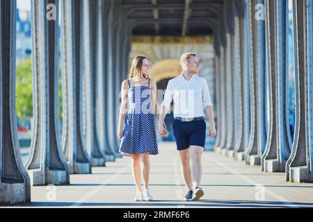 Coppia romantica che cammina lungo il ponte Bir-Hakeim a Parigi, Francia Foto Stock