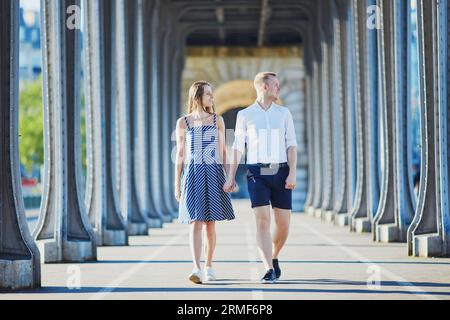 Coppia romantica che cammina lungo il ponte Bir-Hakeim a Parigi, Francia Foto Stock
