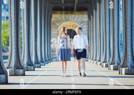 Coppia romantica che cammina lungo il ponte Bir-Hakeim a Parigi, Francia Foto Stock