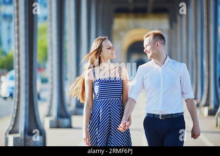 Coppia romantica che cammina lungo il ponte Bir-Hakeim a Parigi, Francia Foto Stock
