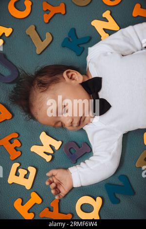 Piccolo e carino che dorme e sogna la scuola Foto Stock