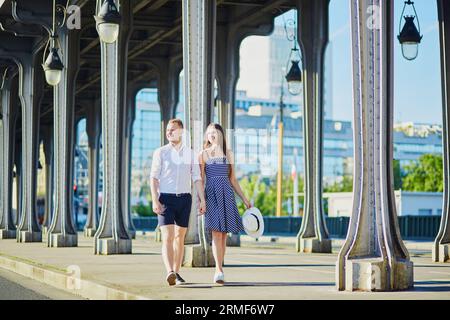 Coppia romantica che cammina lungo il ponte Bir-Hakeim a Parigi, Francia Foto Stock