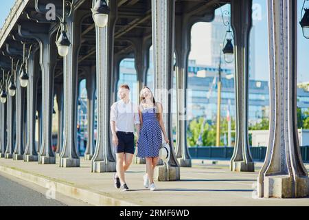 Coppia romantica che cammina lungo il ponte Bir-Hakeim a Parigi, Francia Foto Stock