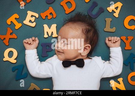 Dolce bambino che sogna la scuola Foto Stock