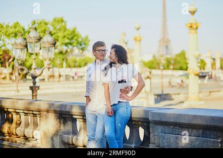 Felice coppia romantica a Parigi nel giardino delle Tuileries. Turisti che trascorrono le loro vacanze in Francia Foto Stock