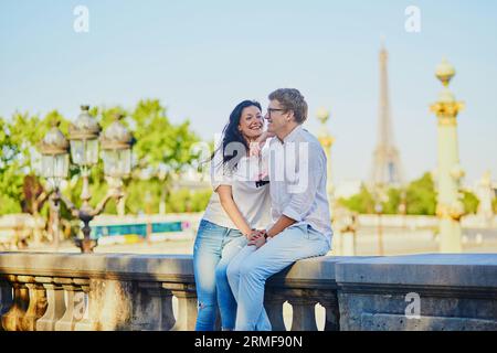 Felice coppia romantica a Parigi, nel giardino delle Tuileries. Turisti che trascorrono le loro vacanze in Francia Foto Stock