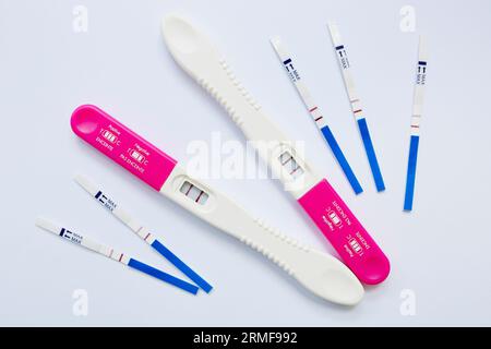 Molti test di gravidanza positivi. Concetto di fertilità, gravidanza e maternità Foto Stock
