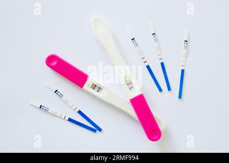 Molti test di gravidanza positivi. Concetto di fertilità, gravidanza e maternità Foto Stock