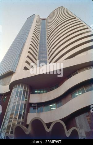 BSE Limited, nota anche come Bombay Stock Exchange, è una borsa indiana situata in Dalal Street a Mumbai. Fondata nel 1875 dal commerciante di cotone Premchand Roychand, è la più antica borsa valori in Asia e anche la decima più antica del mondo. Foto Stock