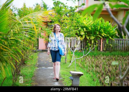 Tour turistico europeo a piedi vicino alle risaie di Ubud, Bali, Indonesia Foto Stock
