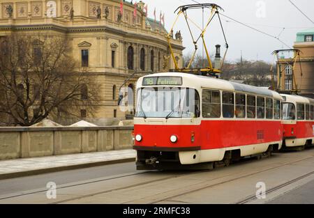 Famoso tram rosso a Praga, Repubblica Ceca Foto Stock