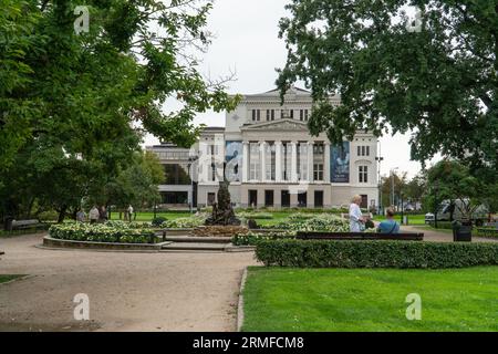 Riga, Lettonia - 25 agosto 2023. La casa nazionale lettone dell'Opera e del Balletto (MANOPOLA) nella capitale. Un paesaggio architettonico con la fontana 'Nymph Foto Stock