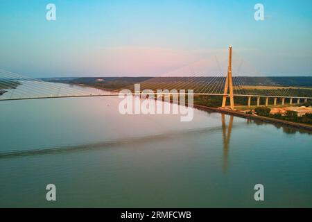 Vista panoramica del Pont de Normandie (ponte di Normandia), un ponte stradale strallato sulla Senna, che collega Honfleur e le Havre in Normandia, Nord Foto Stock