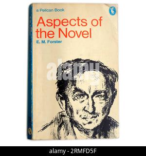 Aspetti del romanzo di E. M. Forster. Copertina del libro cartaceo vintage su sfondo bianco. Foto Stock