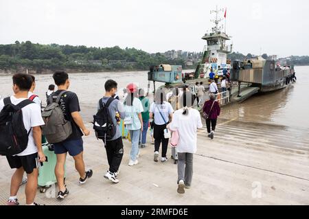 (230828) -- YIBIN, 28 agosto 2023 (Xinhua) -- i passeggeri salgono a bordo del traghetto che collega Nixi Town e Juexi Town nel distretto di Xuzhou di Yibin, provincia del Sichuan della Cina sud-occidentale, 28 agosto 2023. Il servizio di traghetto attraverso il fiume che collega la città di Nixi e la città di Juexi nel distretto di Xuzhou di Yibin è iniziato nel maggio 1992. Questo servizio di traghetto e' stato uno dei piu' importanti metodi di trasporto per le persone locali che vivono nelle vicinanze su entrambi i lati del fiume Minjiang. Dato che il grande ponte di Nixi Minjiang ha aperto al traffico qui il Lunedi', anche il servizio di traghetto vecchio di 31 anni e' terminato lo stesso giorno. L'op Foto Stock