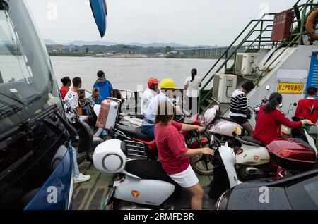 (230828) -- YIBIN, agosto 28, 2023 (Xinhua) -- veicoli e passeggeri prendono il traghetto attraverso il fiume che collega la città di Nixi e la città di Juexi nel distretto di Xuzhou di Yibin, nella provincia del Sichuan della Cina sud-occidentale, agosto 28, 2023. Il servizio di traghetto attraverso il fiume che collega la città di Nixi e la città di Juexi nel distretto di Xuzhou di Yibin è iniziato nel maggio 1992. Questo servizio di traghetto e' stato uno dei piu' importanti metodi di trasporto per le persone locali che vivono nelle vicinanze su entrambi i lati del fiume Minjiang. Dato che il grande ponte di Nixi Minjiang e' stato aperto al traffico qui il Lunedi', anche il servizio di traghetto vecchio di 31 anni e' finito lo stesso Foto Stock