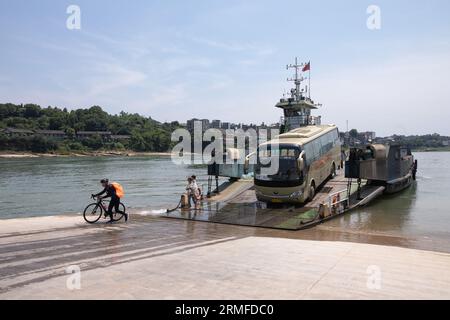 (230828) -- YIBIN, 28 agosto 2023 (Xinhua) -- questa foto scattata il 1° luglio 2023 mostra veicoli e passeggeri che si recano a riva sul traghetto Nixi South nel distretto di Xuzhou di Yibin, nella provincia del Sichuan della Cina sud-occidentale. Il servizio di traghetto attraverso il fiume che collega la città di Nixi e la città di Juexi nel distretto di Xuzhou di Yibin è iniziato nel maggio 1992. Questo servizio di traghetto e' stato uno dei piu' importanti metodi di trasporto per le persone locali che vivono nelle vicinanze su entrambi i lati del fiume Minjiang. Dato che il grande ponte di Nixi Minjiang ha aperto al traffico qui il Lunedi', anche il servizio di traghetto vecchio di 31 anni e' terminato lo stesso giorno. La Foto Stock