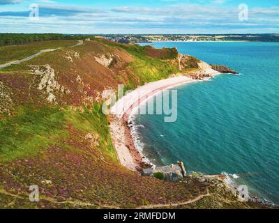 Vista panoramica di Capo d'Erquy, una delle destinazioni turistiche più popolari della Bretagna, Francia. Vista aerea con droni della seconda guerra mondiale sulla spiaggia Foto Stock
