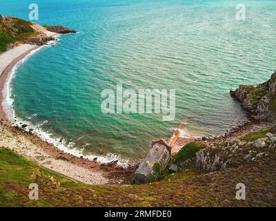 Vista panoramica di Capo d'Erquy, una delle destinazioni turistiche più popolari della Bretagna, Francia. Vista aerea con droni della seconda guerra mondiale sulla spiaggia Foto Stock