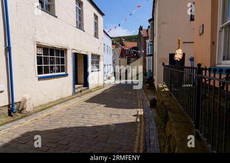 Staithes, Inghilterra - 24 maggio 2023: La deserta High Street a Staithes in una giornata di sole in primavera. Foto Stock