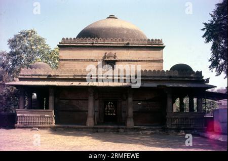 Il pozzo a gradini Bai Harir Sultani è un pozzo a gradini del XV secolo nell'area di Asarwa, a 15 km da Ahmedabad, Gujarat, India. Bai Harir Stepwell. Scala a gradini. Fu durante il regno di Mahmud Shah che Bai Harir Sultani, localmente noto come Dhai Harir, costruì il pozzo. Il nome in seguito venne corrotto in Dada Hari. Foto Stock