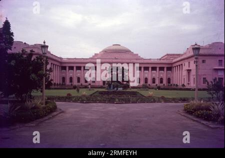 Raj Bhavan è la residenza ufficiale del governatore del Bengala Occidentale, situato a Calcutta, la capitale del Bengala Occidentale. Costruita nel 1803, era conosciuta come Government House prima dell'indipendenza indiana. Foto Stock