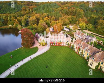 Vista aerea panoramica dell'Abbaye des Vaux-de-Cernay, un monastero cistercense nel nord della Francia, situato a Cernay-la-Ville, Yvelines, Francia Foto Stock