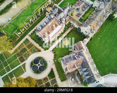 Vista aerea panoramica dell'Abbaye des Vaux-de-Cernay, un monastero cistercense nel nord della Francia, situato a Cernay-la-Ville, Yvelines, Francia Foto Stock