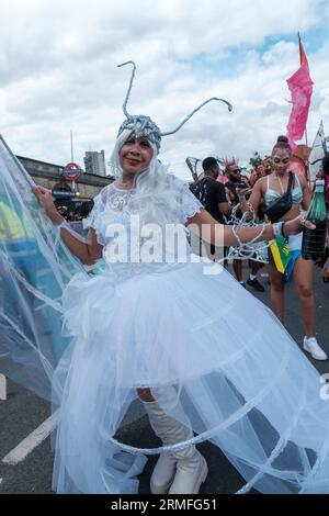 Entra nel 2° giorno del Carnevale di Notting Hill, dove i ballerini brillano nei loro elaborati costumi, accendendo la scena con la loro presenza dinamica. Tra l'armonia dei ritmi vivaci e una tavolozza di colori ricchi, si uniscono per onorare sia la cultura che l'arte del movimento., Londra, Regno Unito, 28/08/2023 Ehimetalor Unuabona/Alamy Live News Foto Stock