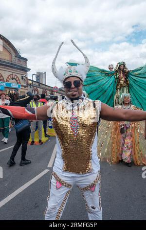 Entra nel 2° giorno del Carnevale di Notting Hill, dove i ballerini brillano nei loro elaborati costumi, accendendo la scena con la loro presenza dinamica. Tra l'armonia dei ritmi vivaci e una tavolozza di colori ricchi, si uniscono per onorare sia la cultura che l'arte del movimento., Londra, Regno Unito, 28/08/2023 Ehimetalor Unuabona/Alamy Live News Foto Stock