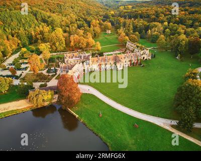 Vista aerea panoramica dell'Abbaye des Vaux-de-Cernay, un monastero cistercense nel nord della Francia, situato a Cernay-la-Ville, Yvelines, Francia Foto Stock