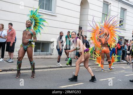 Entra nel 2° giorno del Carnevale di Notting Hill, dove i ballerini brillano nei loro elaborati costumi, accendendo la scena con la loro presenza dinamica. Tra l'armonia dei ritmi vivaci e una tavolozza di colori ricchi, si uniscono per onorare sia la cultura che l'arte del movimento., Londra, Regno Unito, 28/08/2023 Ehimetalor Unuabona/Alamy Live News Foto Stock